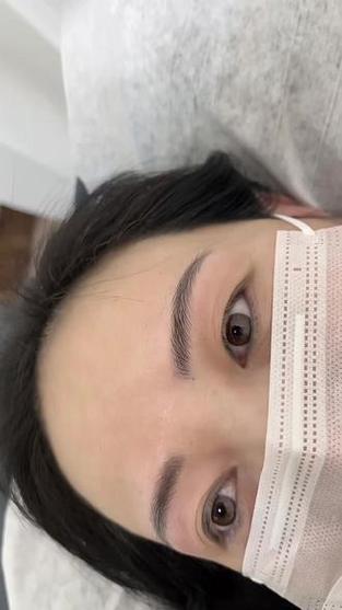 蓝底眉毛用什么颜色遮盖好看