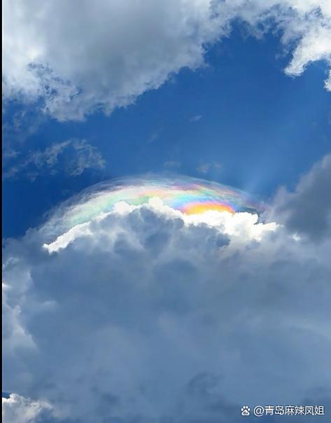 天空七彩云