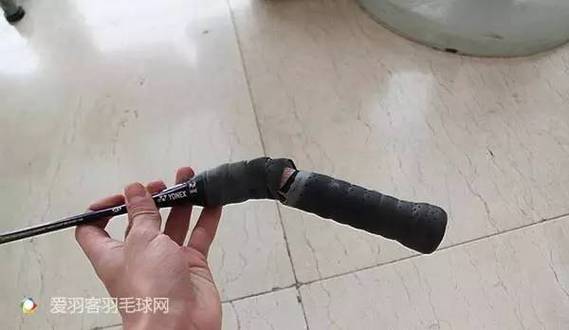 羽毛球拍打断了