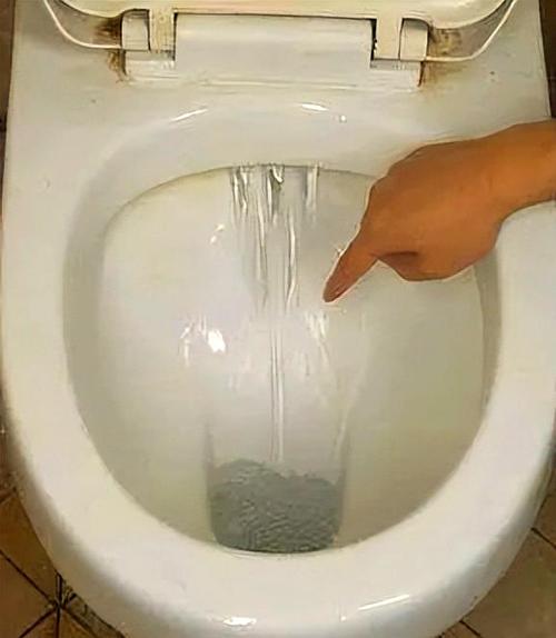 马桶冲完便池里存水少