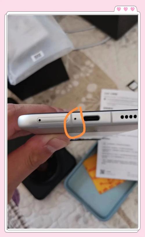 小米13卡槽孔旁边的孔