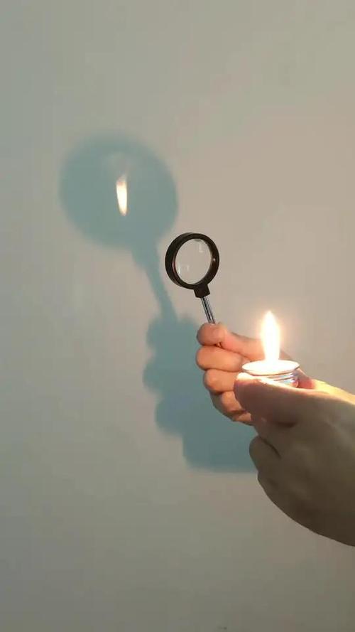 蜡烛燃烧一段时间后光屏上的像会