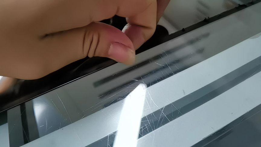 无边框液晶电视如何除胶