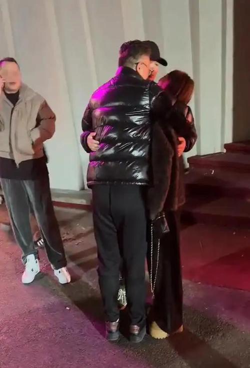 女人被异性搂腰是什么感觉