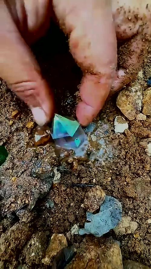 野外挖宝石视频
