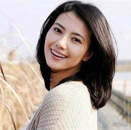 你们眼中的女神却在别人面前