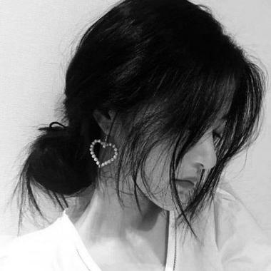 稀少黑色高冷女头像