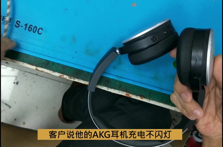 蓝牙耳机充电仓一个闪灯另外一个没