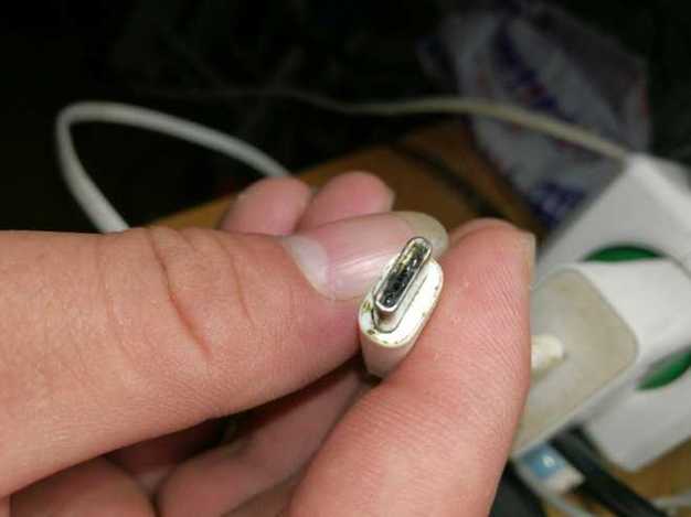 充电线把手机充电口烧了