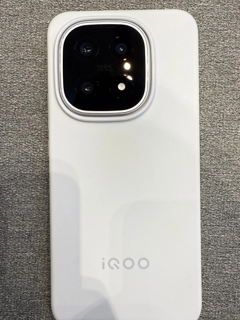 iQOO15摄像头旁边有个圆圈怎么关闭