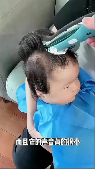 女孩手推子剃头