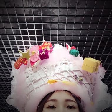 把蛋糕抹在脸上女生头像