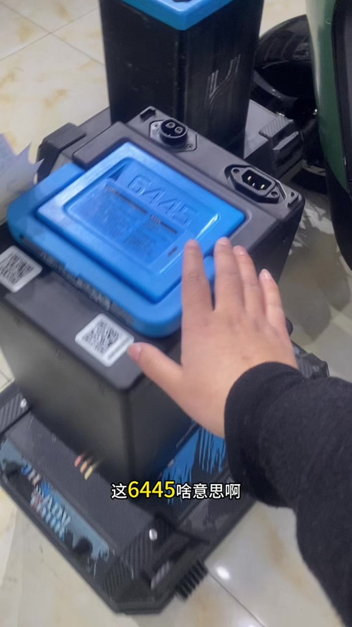 小哈换电自己充电步骤