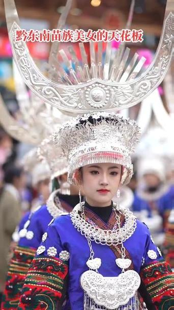 穿青花瓷苗族服饰唱歌的小姐姐