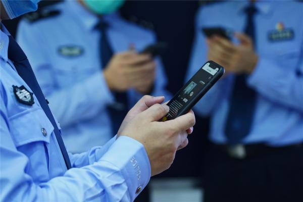 警察检查手机的机器设备
