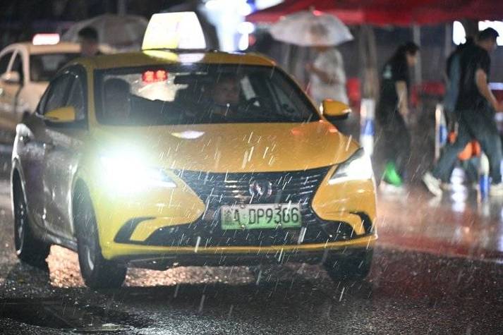 雨中出租车