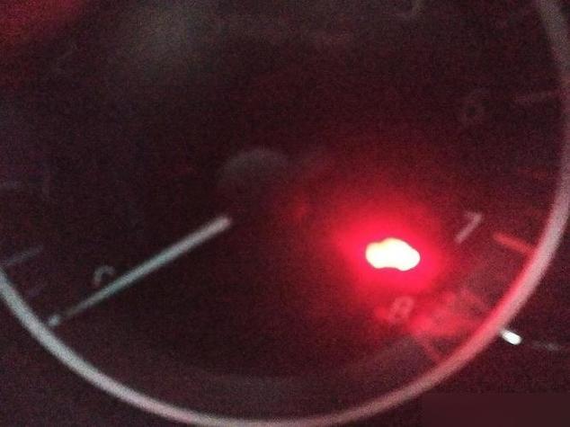 车上有个红色的一直闪
