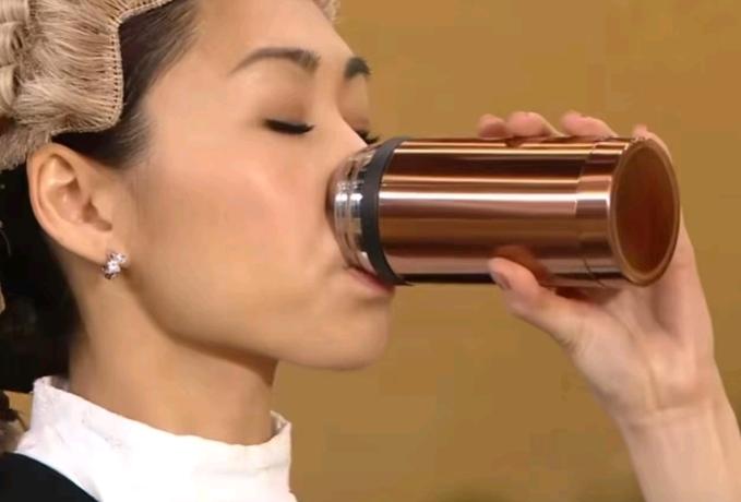 敲击空杯子还是满杯子声音高