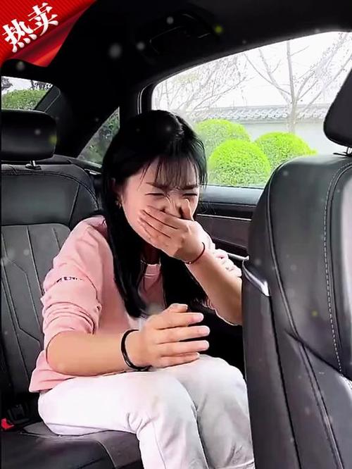 女孩晕车吐了一地视频