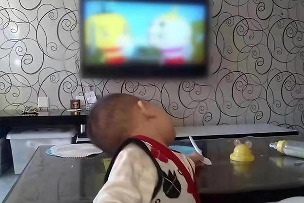 孩子天天看电视