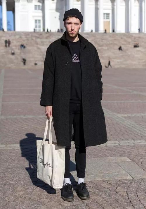 男生穿大衣背什么包