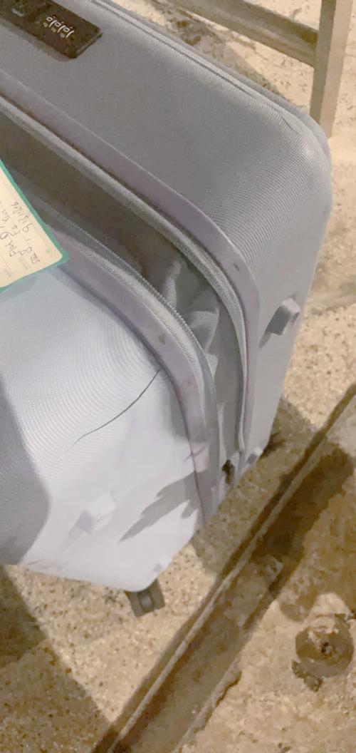 行李箱链接处裂了