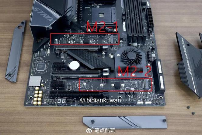 主板上m2接口长什么样