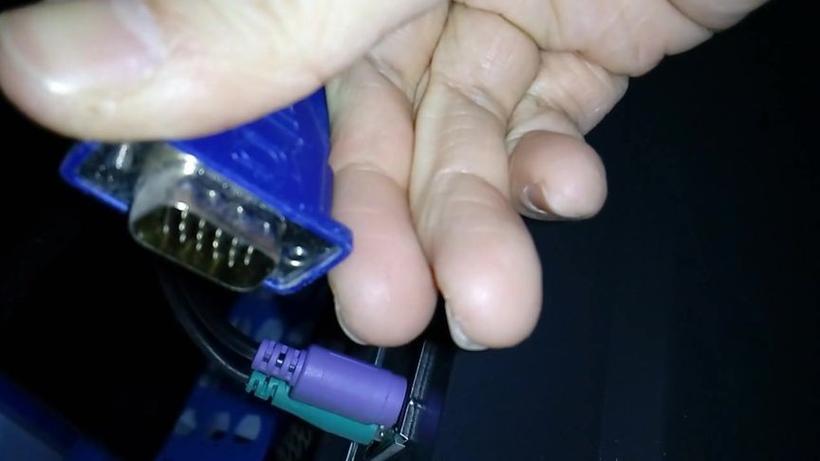 电脑屏幕很多红点
