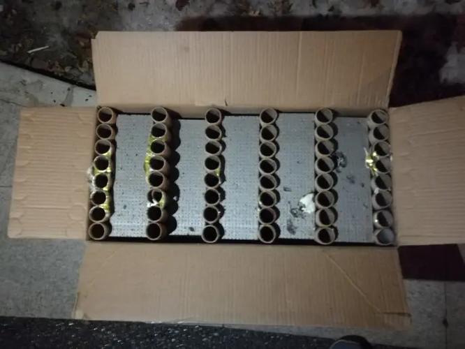 1088发的烟花多少一箱