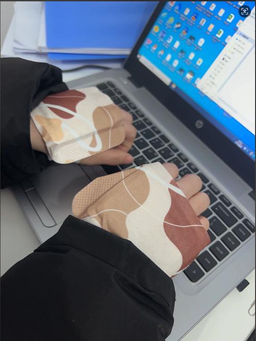 手套上贴什么能玩手机截图2