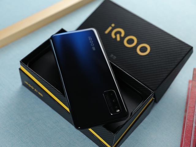 iqooz1是5G手机吗