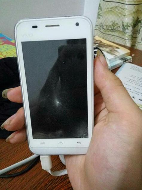 为什么手机一直亮绿灯