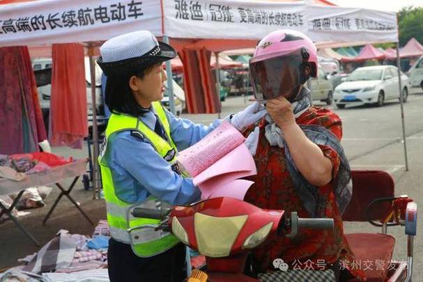 摩托车戴半盔交警查吗