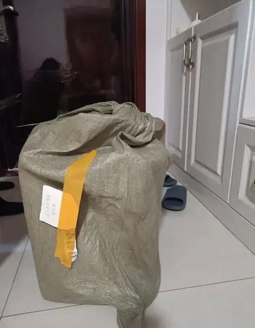 下楼取快递也要穿得像个人无弹窗