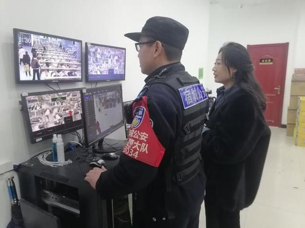 在派出所警察把我的手机连接电脑
