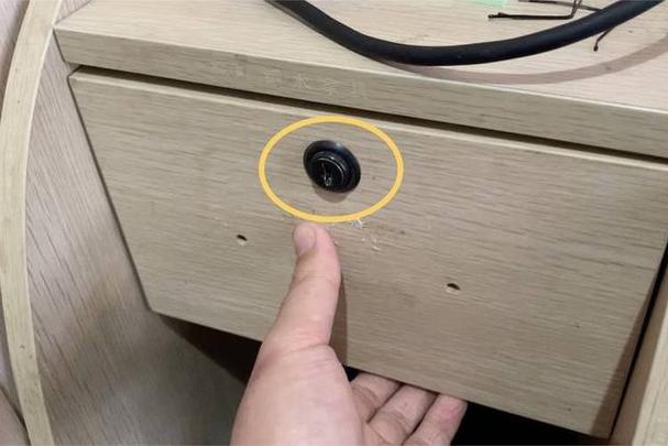 办公桌抽屉的钥匙丢了怎么打开