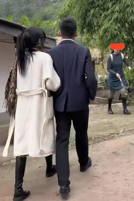 男友领导让男友去陪他女朋友