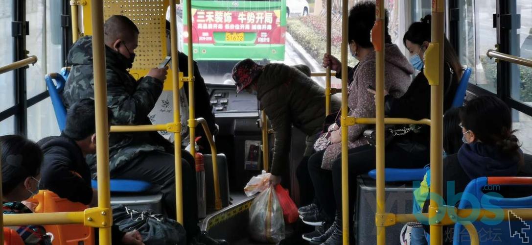 外地老人在烟台坐公交