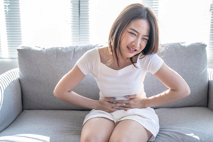 美女肚子疼痛难忍