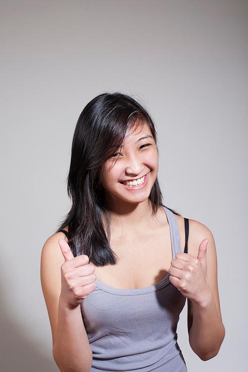 大拇指比较长的女生截图3