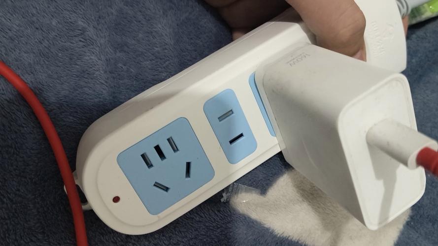 电源键按一下就灭了