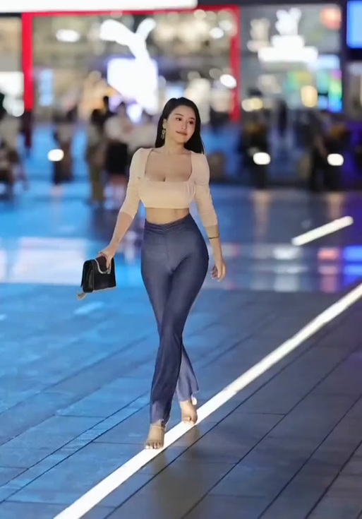 街拍网红泡泡姐照片
