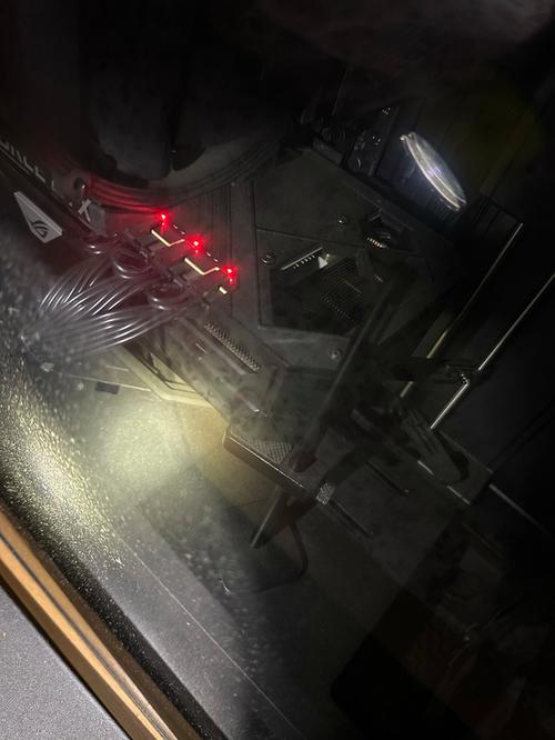 显卡指示灯闪烁