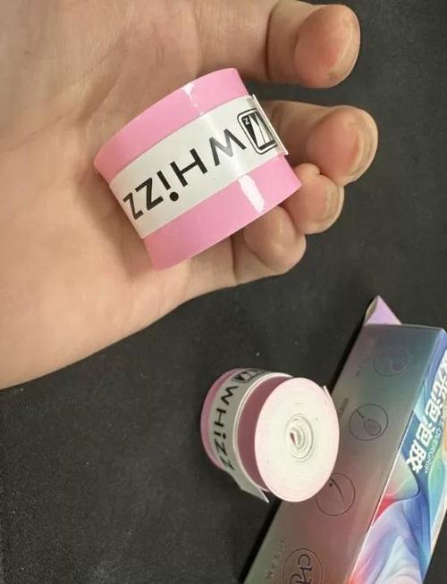 新买的羽毛球拍自带手胶吗