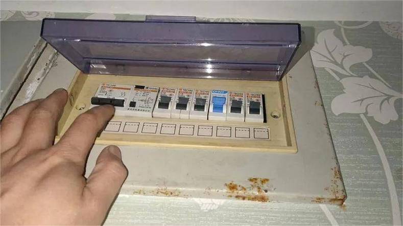 开关跳闸像卡住了推不动