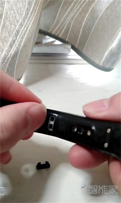 华为手环6表带怎么拆卸