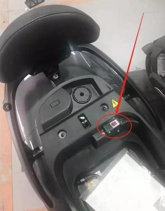 金箭电动车座椅锁开关在哪