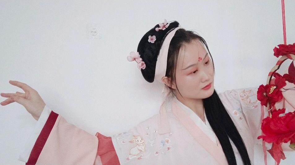 借问汉宫谁得似 可怜飞燕倚新妆