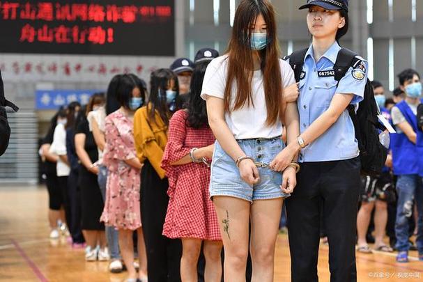 美国抓捕女逃犯视频
