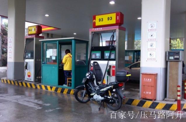 加油站能给摩托车加油不